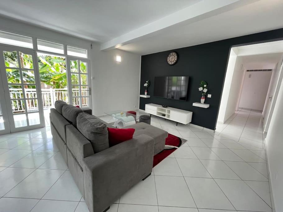 Kay Johanna Les Abymes Exterior photo